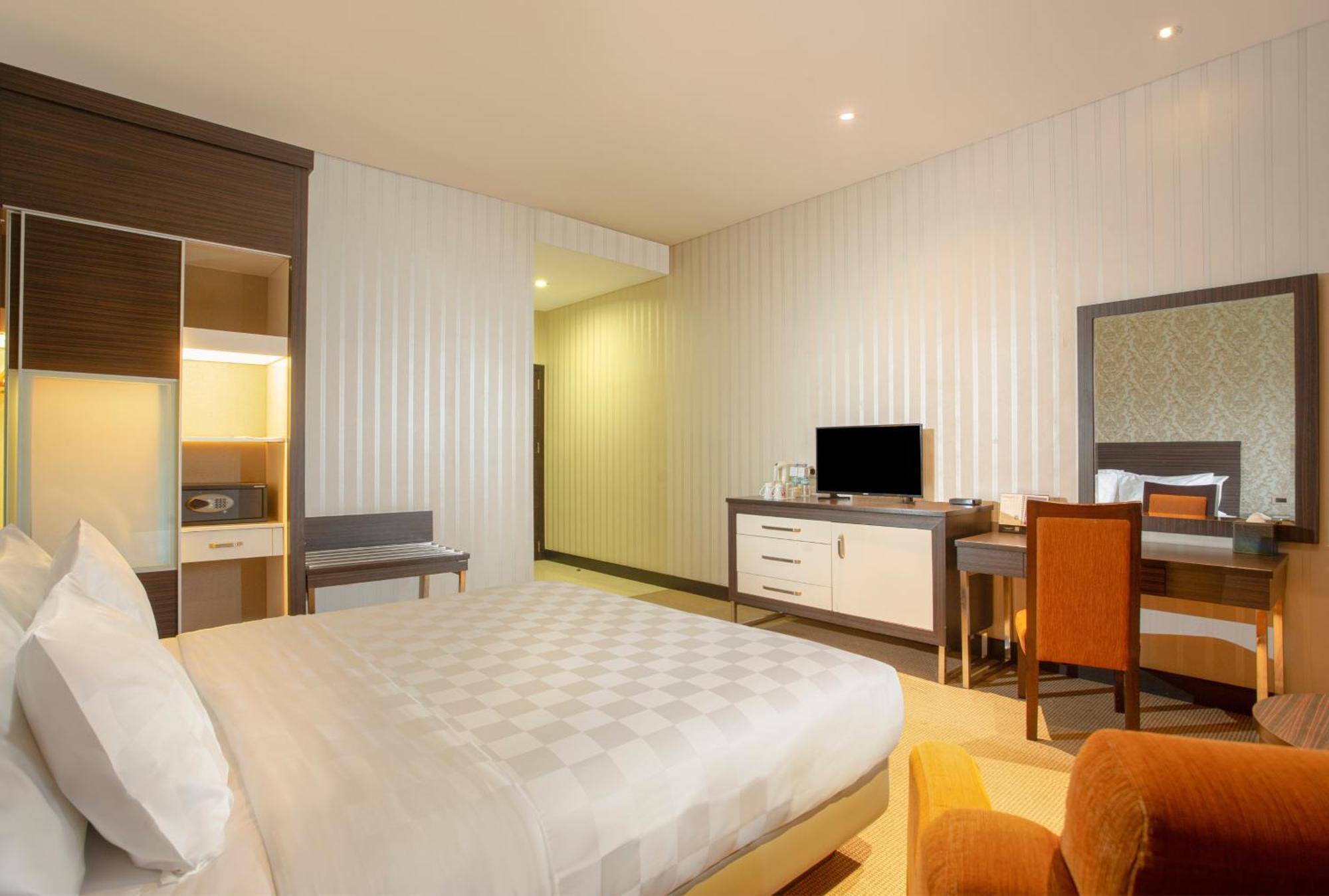 Swiss-Belhotel Kendari Exterior photo